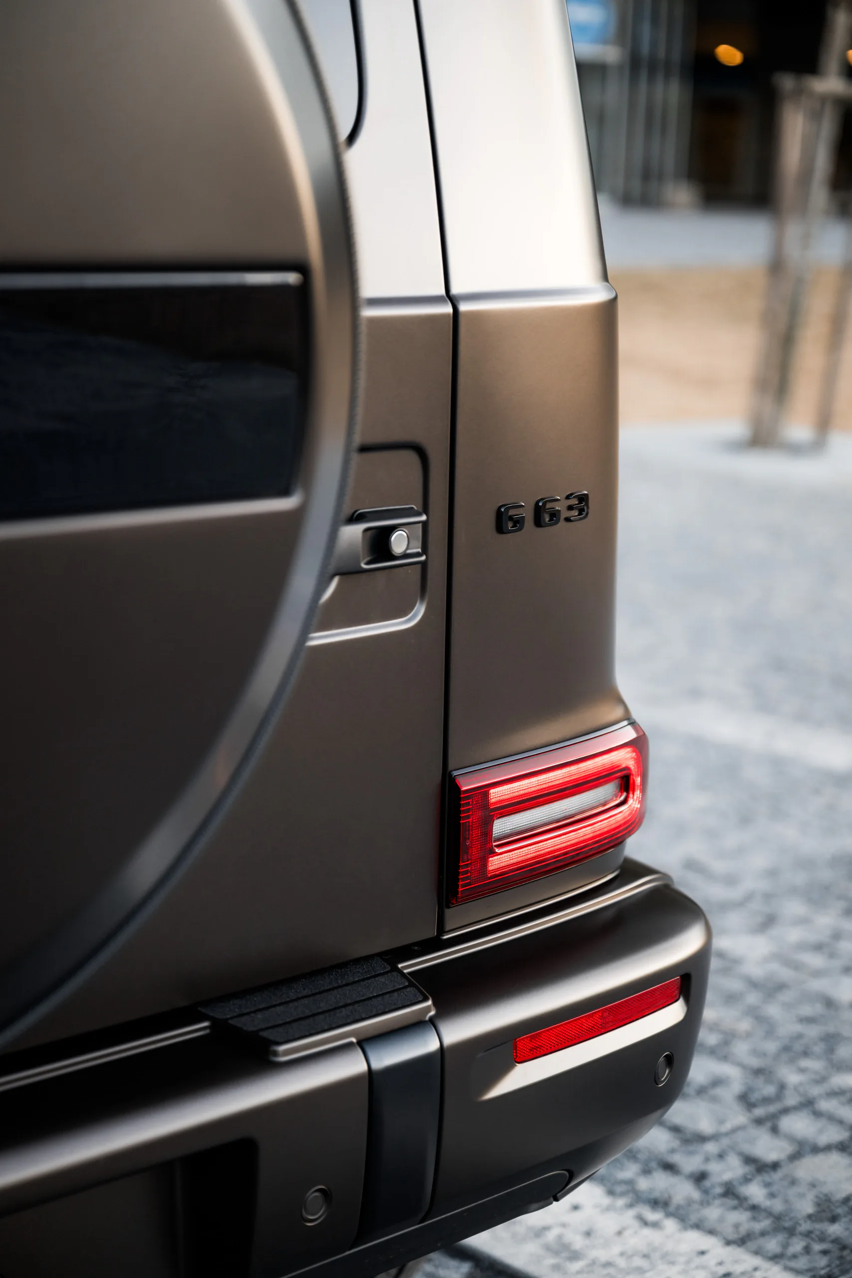 Matte bronze G 63 spare wheel cover, 663 badge and tail lamp